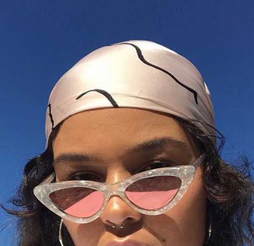 Скоро лето: Джиджи Хадид представила новую коллекцию солнцезащитных очков