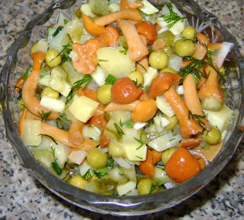 Приятный вкус скумбрии делает простой салат из свеклы и соленых огурцов более насыщенным и изысканным, удивительно ароматным